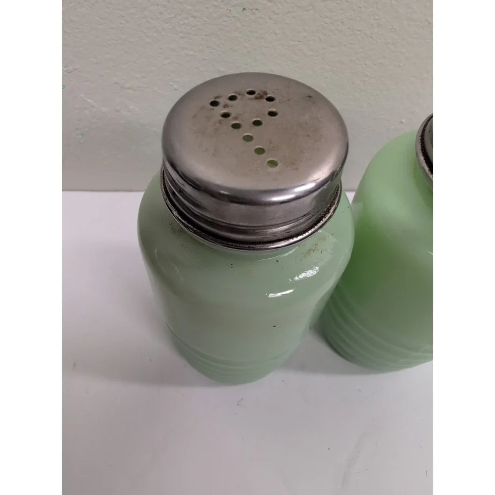 VTG - Jeannette Jade-ite‎ Beehive Salt & Pepper Shaker Set with Lids